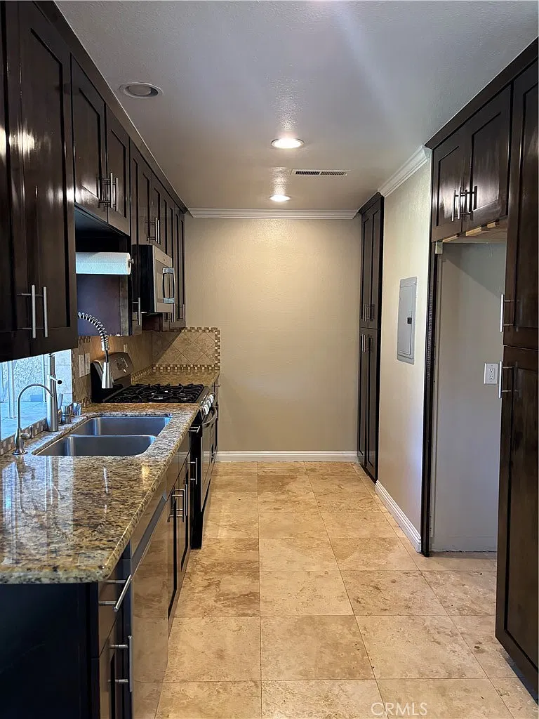 3 bed, 2.5 bath, 1320 sqft, $3,750 — Photo 4