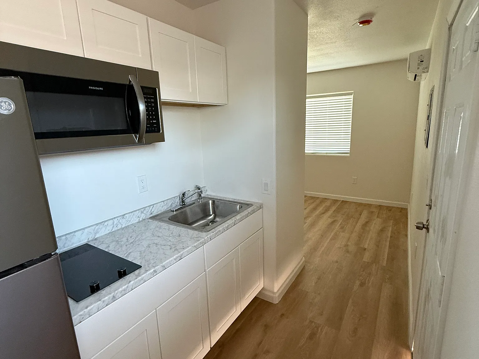 Studio, $950 — Photo 2