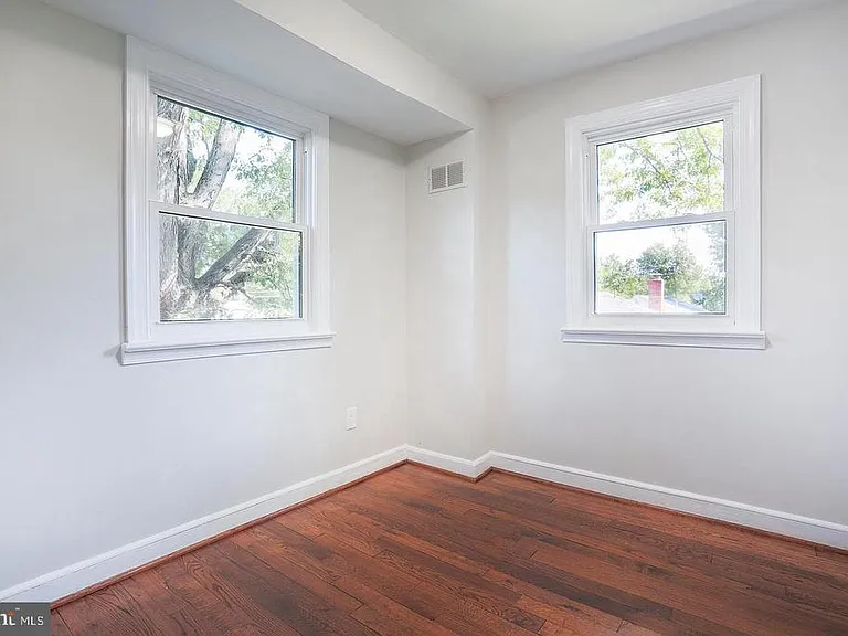 8511 Potomac Ave — Photo 16