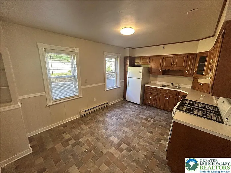 1122 E 4th St — Photo 6