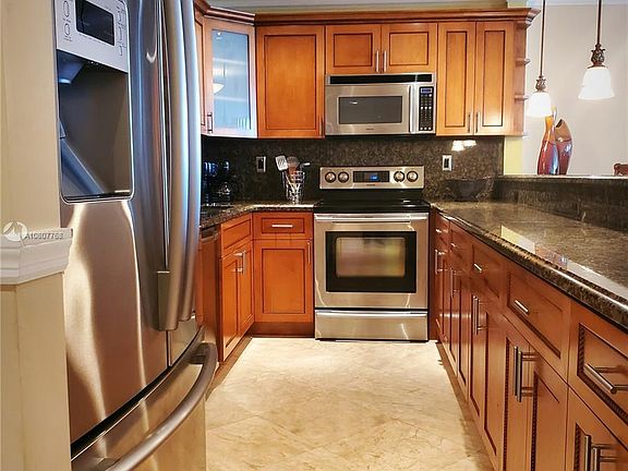 5th image of 19370 Collins Ave APT 612