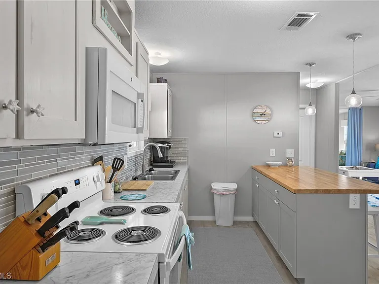 1747 Beverly Dr — Photo 7