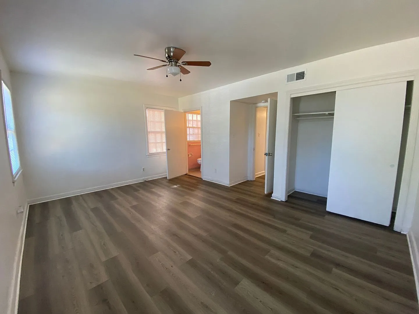 Charming 2-bedroom, 1.5-bath in Savannah, GA, Available now! — Photo 3