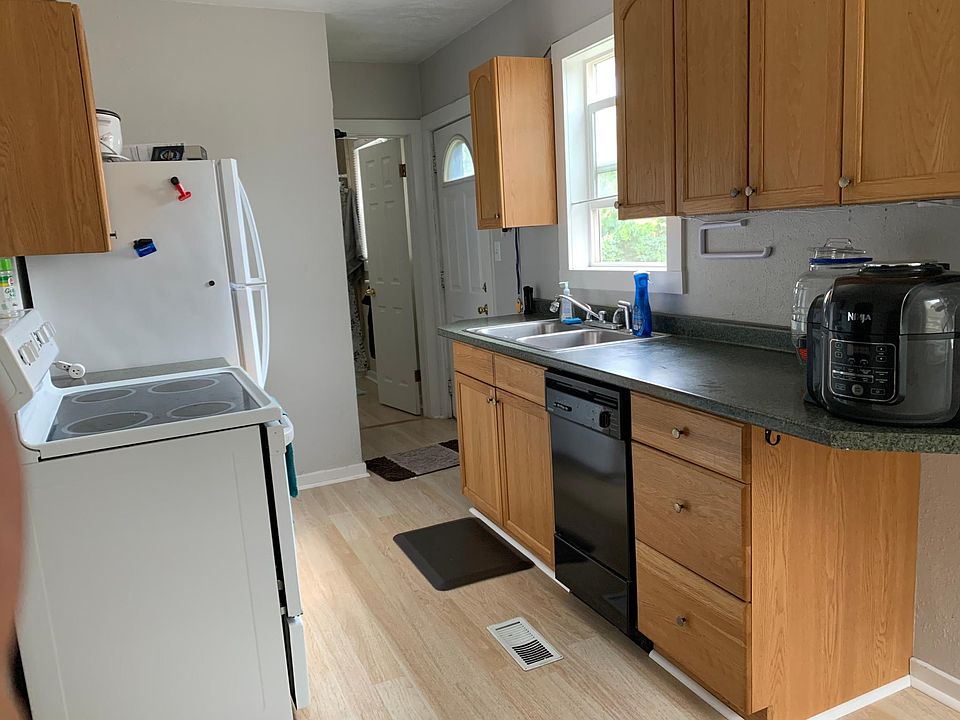 1st image of 330 1/2 8th Ave E #1/2