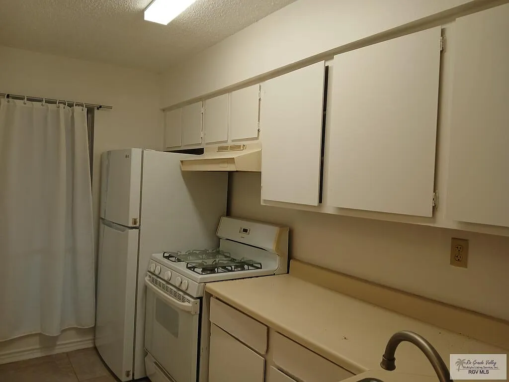 2 bed, 2.0 bath, 892 sqft, $1,300 — Photo 3