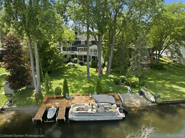 3410 Benstein Rd, Commerce Township, MI 48382
