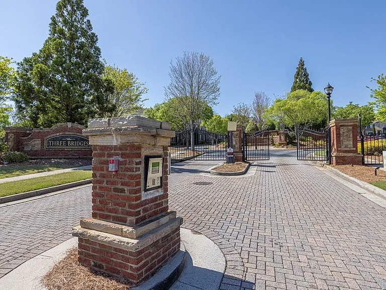 3951 Baverton Dr — Photo 4