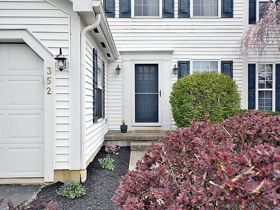 3rd image of 352 Abbotsbury Dr