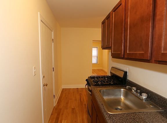 4th image of 817A W Cornelia Ave APT 108