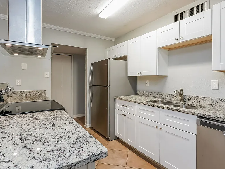 918 Clark Trl — Photo 7