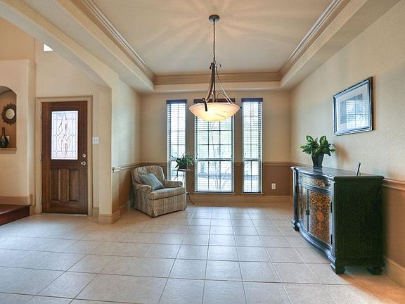 Impressive double story entry with loads of architctural detail. Formal dining with oversized cerami