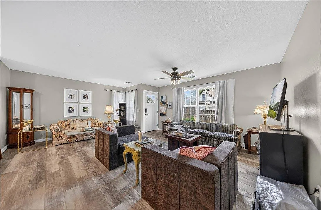3 bed, 1327 sqft, $1,850 — Photo 3