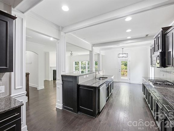 4th image of 423 Fischer Rd