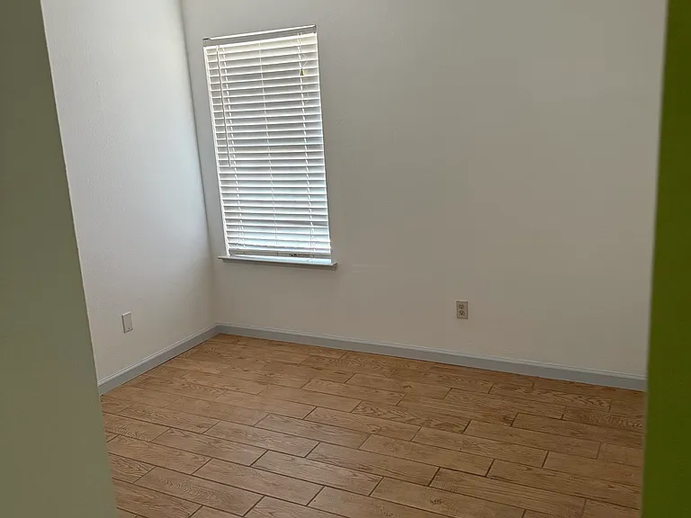 1047 Alexander Ct — Photo 4