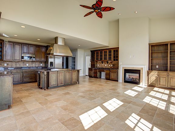 KITCHEN/FAMILY ROOM