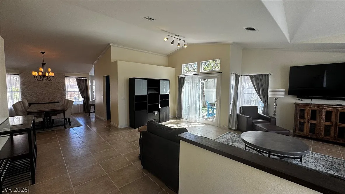 3 bed, 2.0 bath, 2082 sqft, $4,298 — Photo 3