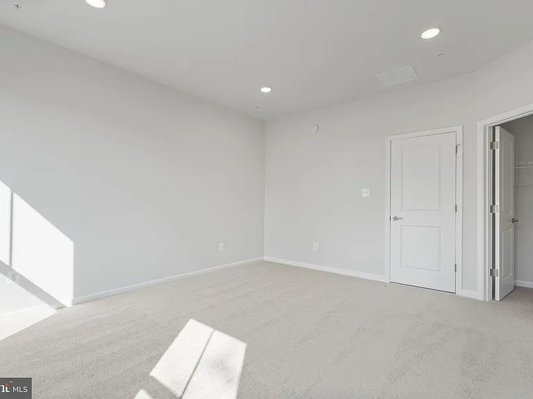 6947 Gladebrook Rd — Photo 31