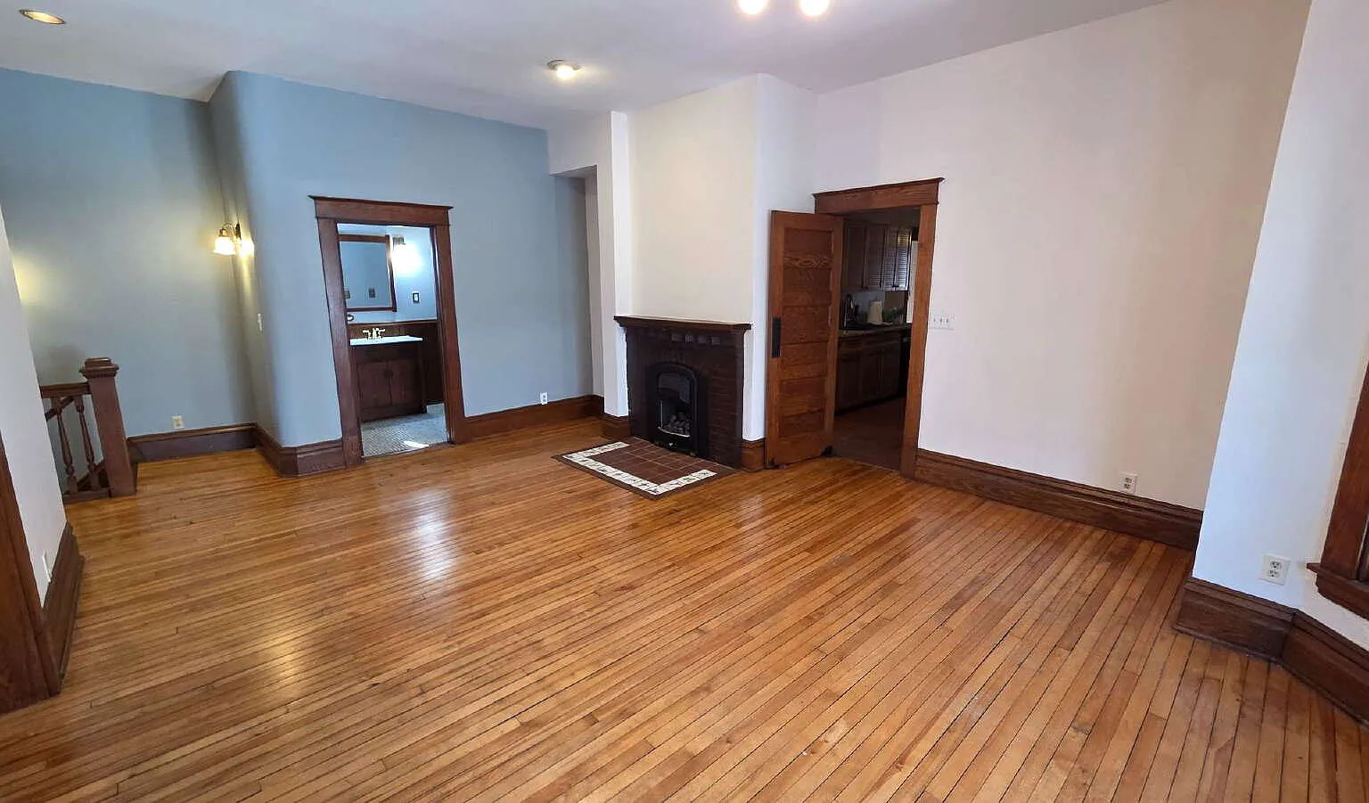 3 bed, 1.0 bath, 1600 sqft, $2,300 — Photo 2