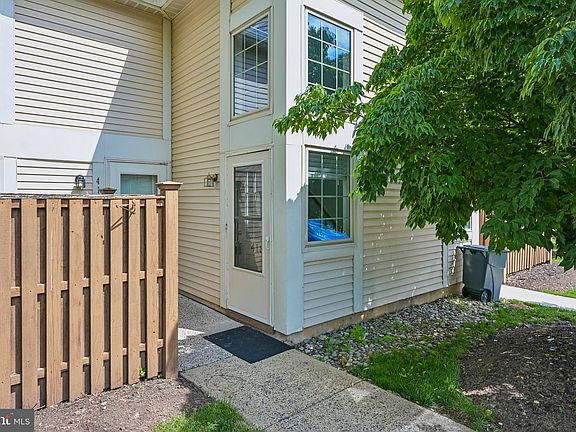 4th image of 418 Brown Briar Cir