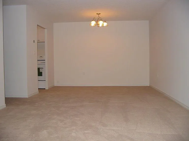 175 Wellington St N — Photo 6