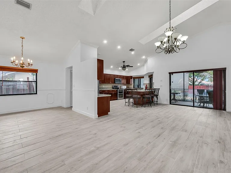 7619 Silver Woods Ct — Photo 4