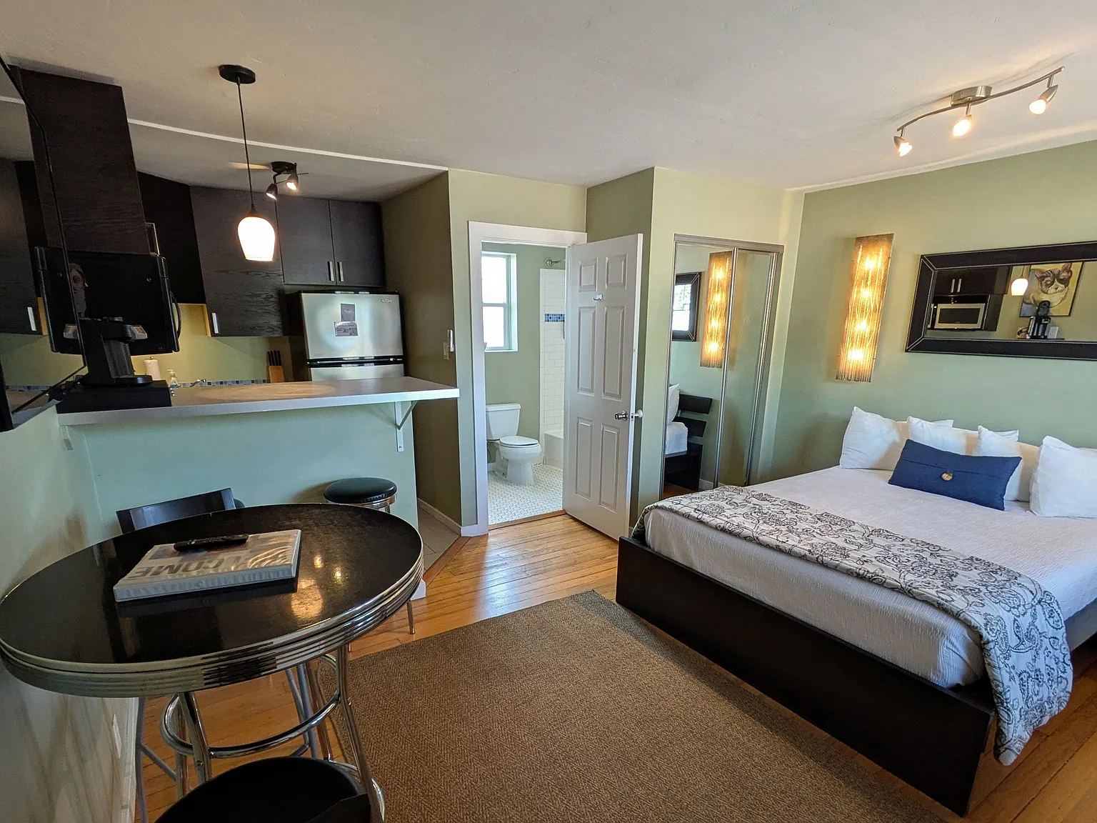 Studio, 300 sqft, $975 — Photo 2