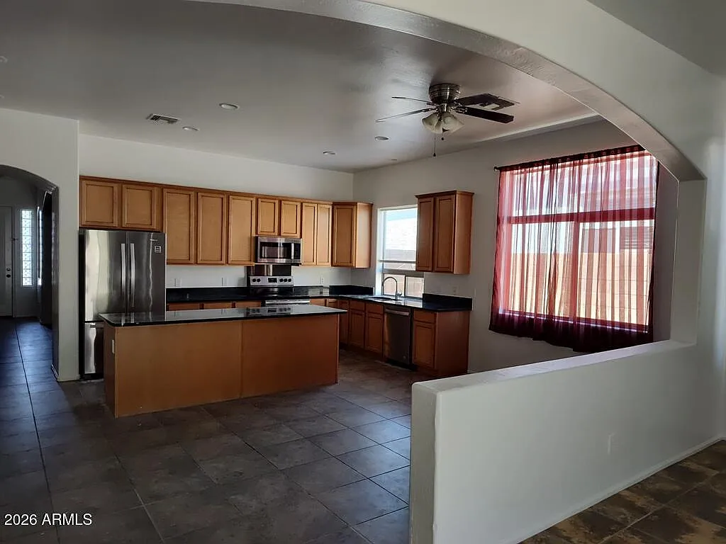 4 bed, 2.0 bath, 2526 sqft, $2,300 — Photo 3