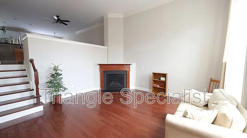 3 bed, 2.5 bath, 1725 sqft, $2,100 — Photo 2