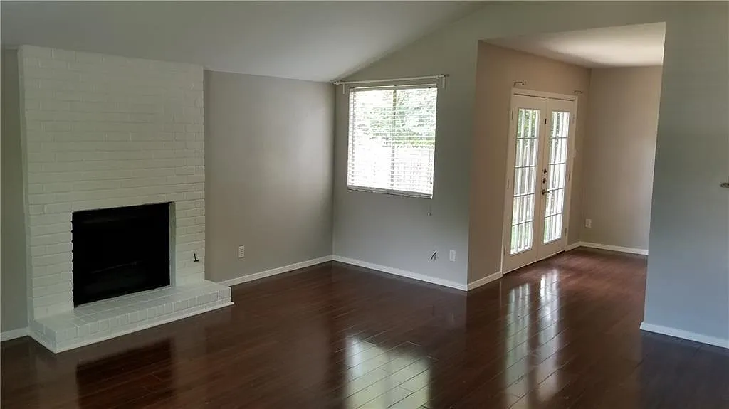 3 bed, 2.0 bath, 1459 sqft, $2,200 — Photo 3