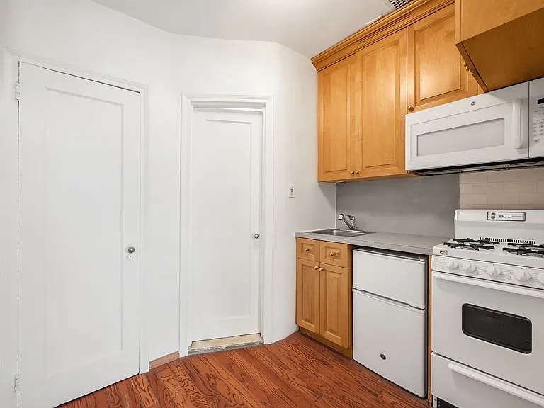235 E 54th St #4B — Photo 3