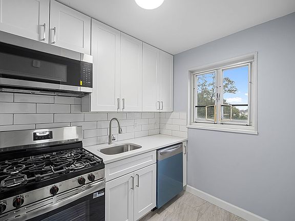 5th image of 221-43 Manor Rd #U