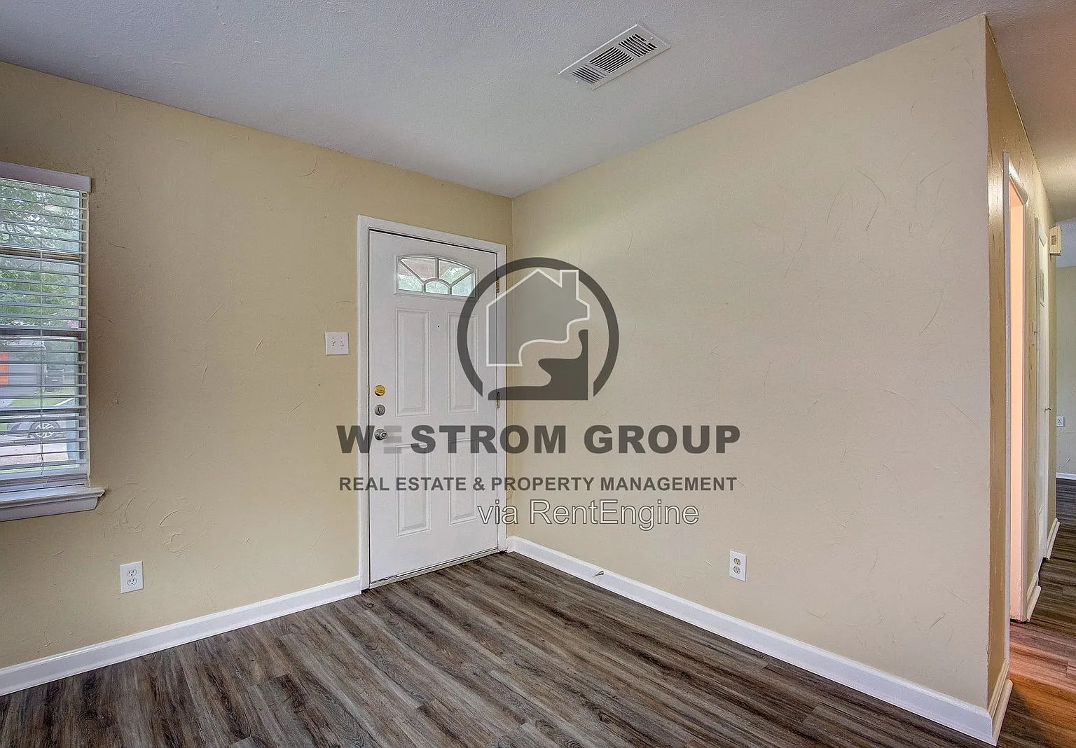 3 bed, 1.0 bath, 910 sqft, $1,845 — Photo 2