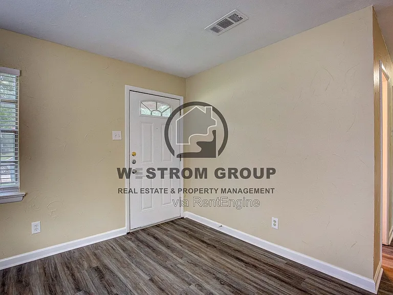 820 Collin Dr — Photo 2