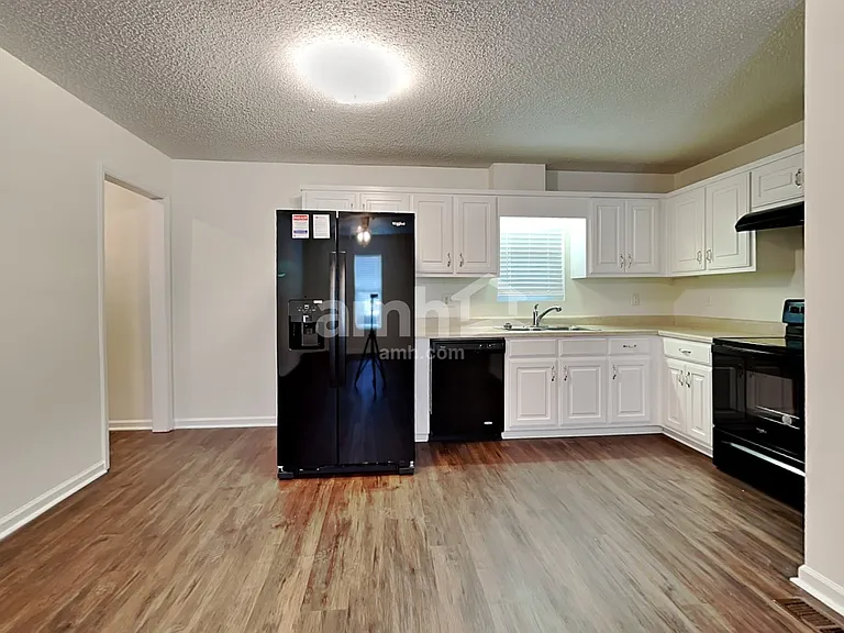 221 Dogwood Ave — Photo 3