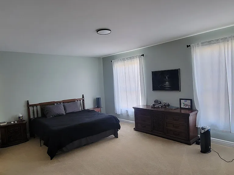 Master Bedroom (20'4" x 14'6")