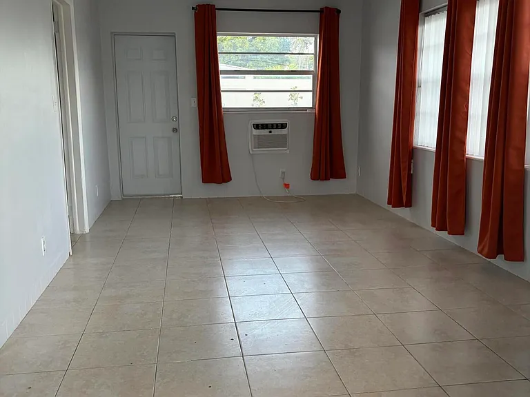 1017 SE 3rd St #4 — Photo 10