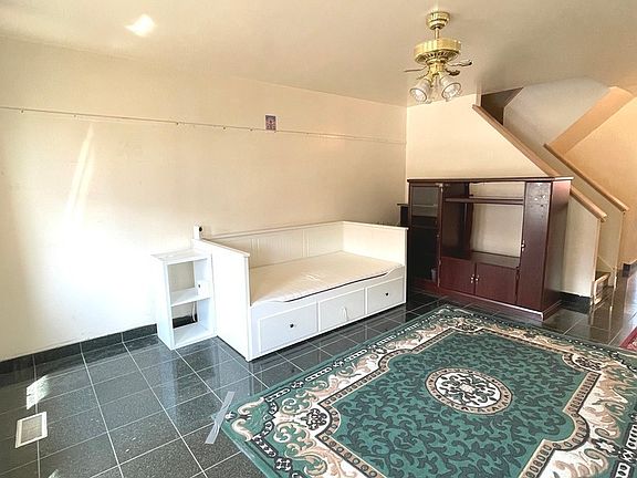 5th image of 2625 S Stewart Ave Unit B