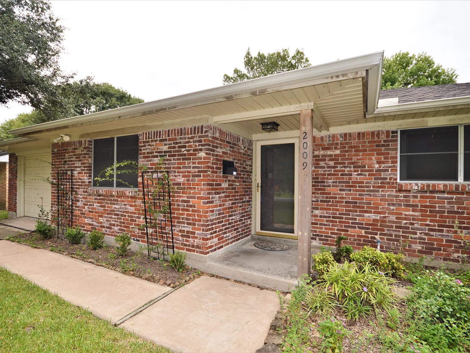 4 bed, 2.5 bath, 1750 sqft, $2,100 — Photo 2