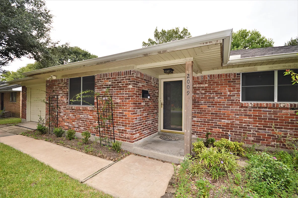 Building Photo - 2009 N Galveston Ave