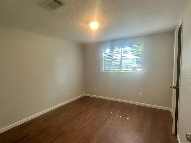 125 Kellum St — Photo 5