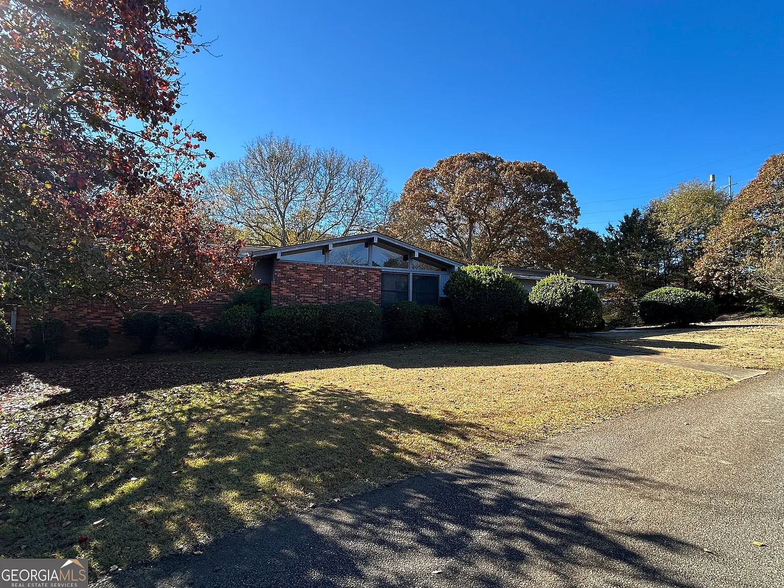 3 bed, 2.0 bath, 2392 sqft, $2,100 — Photo 1
