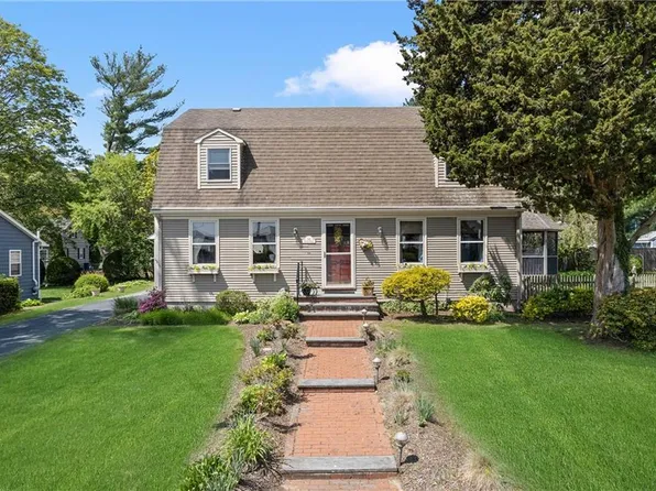 1 Baycliff Dr, Warwick, RI 02818