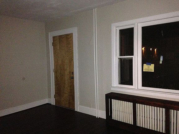 1st fl Apt: living room