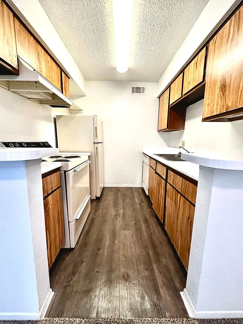 Ashley Crest — Photo 1