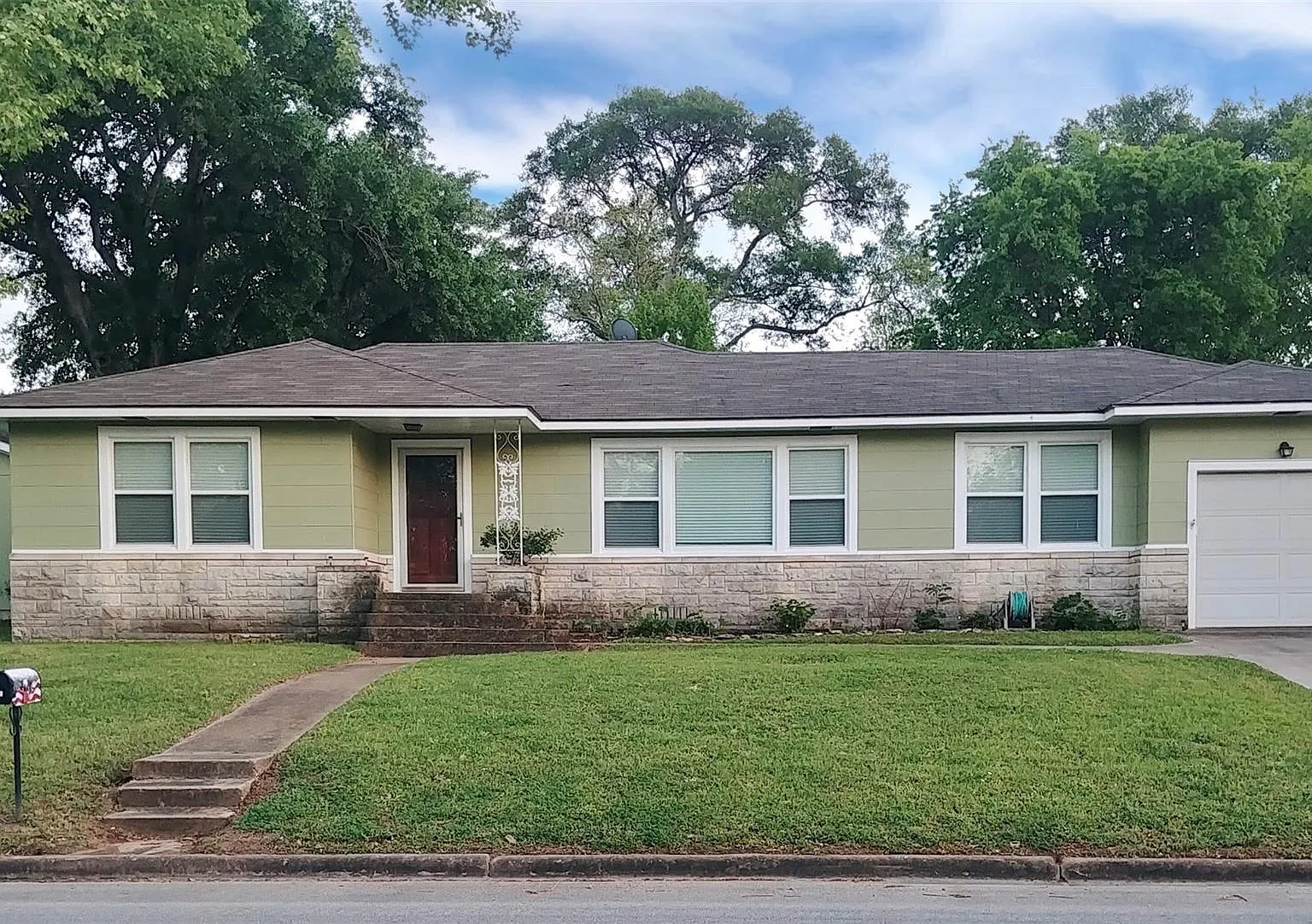 3 bed, 1.0 bath, 1325 sqft, $1,700 — Photo 1