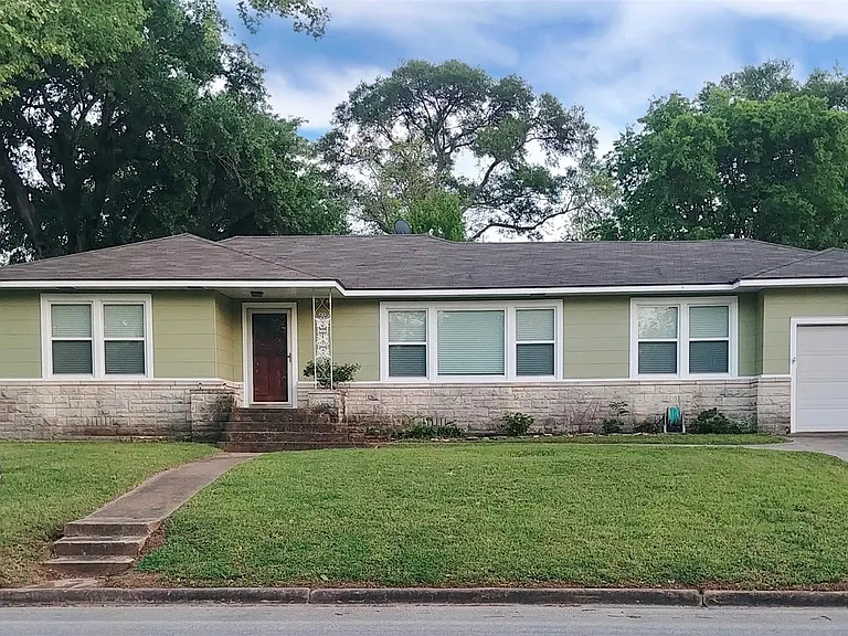 808 E Tom Green St — Photo 1
