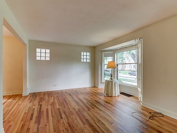 4th image of 3737 N Plainfield Ave