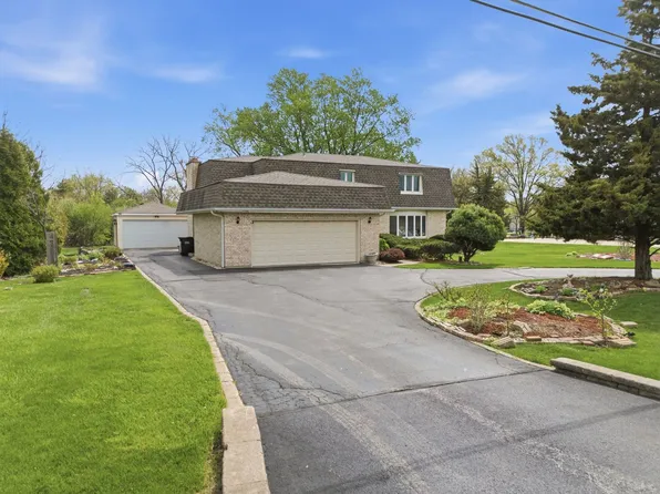 1735 Larson Ln, Roselle, IL 60172