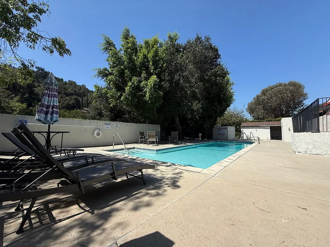 1 bed, 1.5 bath, 847 sqft, $3,500 — Photo 2