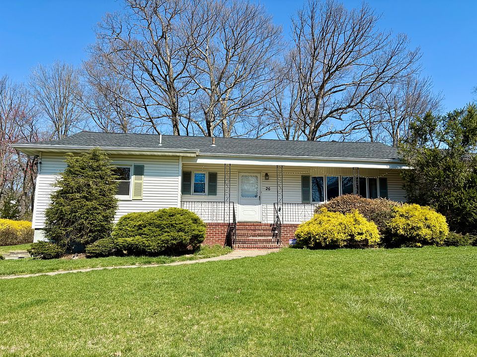 Front w/beautiful yard